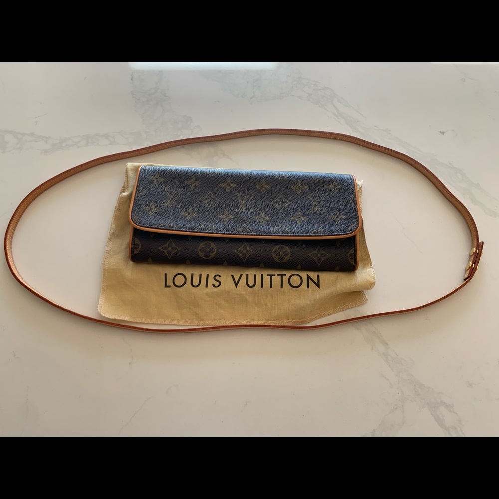 Louis VUITTON CLUTCH AND REMOVABLE STRAP